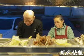 90后东北姑娘在南京帮父母摆摊创业，网友调侃“望父成龙”图片