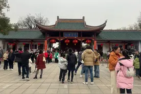 春节期间岳阳楼背记免费入园活动继续开放，工作人员：名额较难抢图片