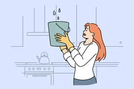 老小区楼顶漏水，顶层住户自行修房，楼下住户该不该承担维修费？图片