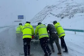 新疆多地遭遇持续风雪，交警雪天全力守护图片