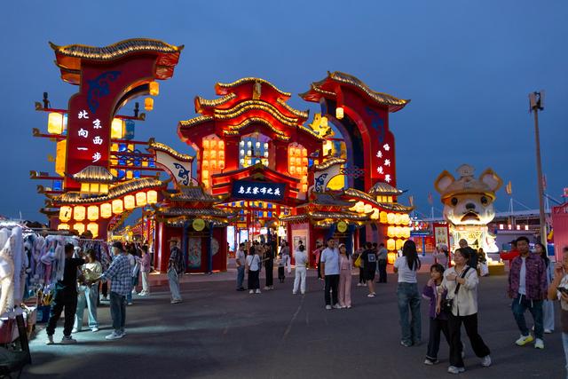 内蒙古乌兰察布：特色街区点亮夜经济