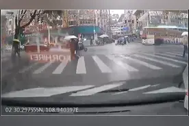 “只要娃儿平安就好”！两月大婴儿突发急病，出租司机连闯三个红灯送医，撤销处罚！图片