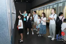 300件全国中小学生绘画书法优秀作品在广州图书馆展出图片