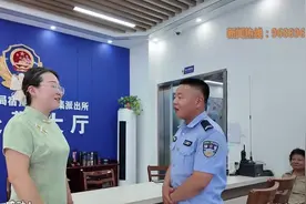 感动！两位老人车坏半道走不动 辅警化身“车夫”将其送回图片