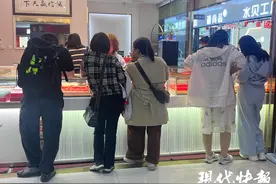 黄金价格一路攀升，南京部分市民选择“抛金”图片