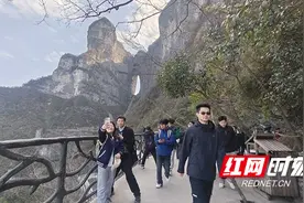 张家界天门山：别有洞天好美景 打卡拍照笑起来图片