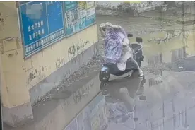 河南女子围墙下“上班打卡”，挖掘机不慎撞倒围墙致其身亡！家属：围墙建造者也应担责图片