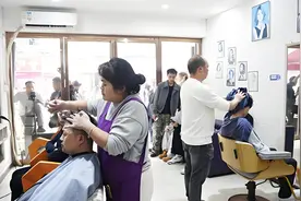 蓝媒热评丨晓华理发师走红：人们呼唤大众服务返璞归真图片