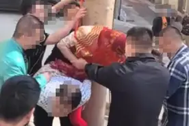 婚闹？新娘被众人用胶带绑电线杆上不断尖叫，当地回应图片
