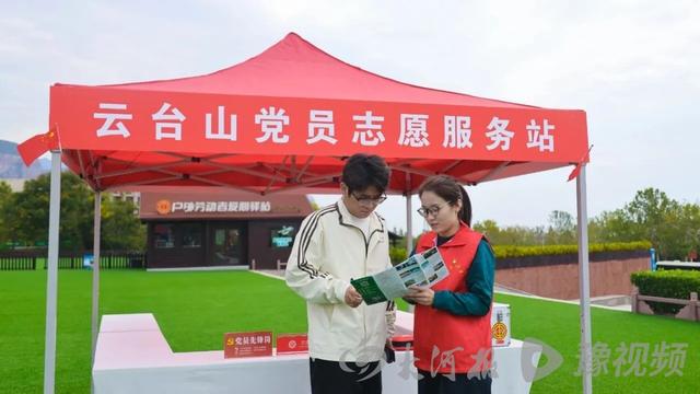 下水捞相机、下雨送雨衣……游客点赞：焦作太暖啦！
