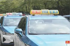 第一批“小黄帽”出租车驶上街头图片