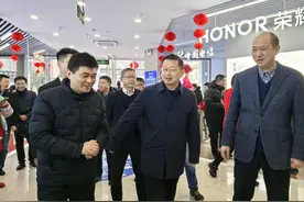 安徽省首台“国补”手机在安庆苏宁广场电信营业厅售出图片