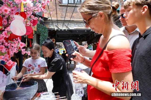 东西问丨夏雨：石库门里的烟火气如何撬动国际游客潮？