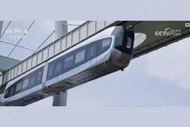 “空中列车”让外国友人大开眼界：我希望我的国家也能有这样的空轨图片