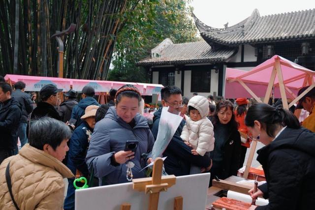 赏梅、逛集市、观看汉服巡游……望江楼公园文旅活动持续点燃春日赏花经济