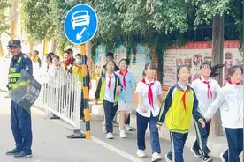 以演筑防、临暴不乱，临沂第三实验小学开展防暴恐演练活动图片