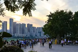 市民涌入南滨路等待观看“魅力重庆”无人机灯光秀“吉尼斯世界纪录挑战专场”图片