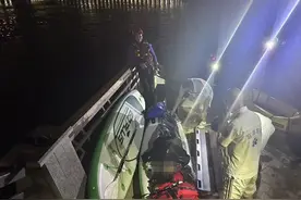 6名大人带2岁幼儿长江漂流7公里遇险，经救援平安上岸！救援队员感叹“太冒险”图片