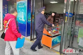 柳州城管深入街巷 确保“门前三包”不留死角图片