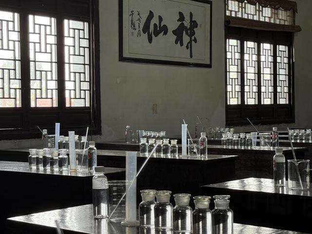 亲手喂牛宝贝、白酒厂可自调酒，魔都工业旅游太超前！