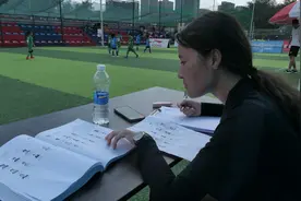 百队杯︱高校女足队长百队杯上吹响新手裁判第一哨图片