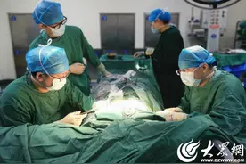 “削峰”“填谷”——胜利油田中心医院成功开展鸡胸和漏斗胸超微创NUSS手术图片