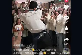 海底捞“科目三”被吐槽太土！有员工称学舞压力大，网友：真不能再跳了，考科目三都搜不到教程了图片