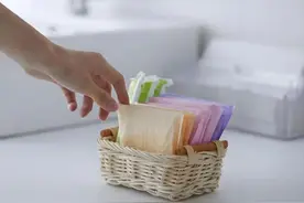 卫生巾怎么选？医用卫生巾适合所有人吗？医生：按需选择，没必要盲目囤积 | 热点关注图片