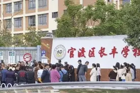 昆明学校食堂“卖臭肉”处理结果公布：校长免职，多人被停职图片