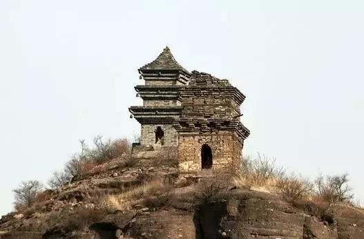 林壑优美,溪水奔流,怪石嶙峋,鸟语花香