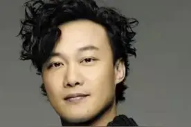 【每日听首粤语歌】陈奕迅歌唱友情的金曲 | 位置变了 各有队友图片