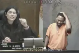 重逢名场面迎唏嘘后续：认出法官竟是老同学痛悔大哭的嫌犯，9年后再被捕两人又相见图片