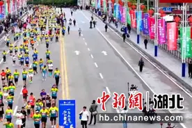 2024湘鄂龙凤马拉松鸣枪开跑图片