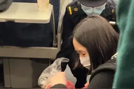 列车上一乘客突然倒地，成都女护士上前急救：救人不分上下班图片