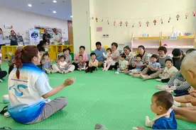 市民驿站里，萌宝们为爸爸准备了一份礼物图片