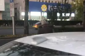 九旬老人苦等半小时打不到车，路遇老人打车难我们试试这样帮图片