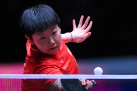 世界排名第一的风范：孙颖莎卫冕世界杯女单冠军图片