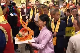 刘涛为妈祖献寿桃图片