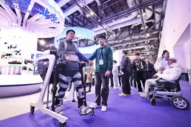 视障人士牵电子导盲犬逛展，福祉博览会展示助残高科技图片