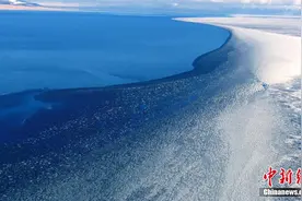 新疆赛里木湖现“半湖脂玉半湖蓝”美景图片