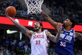 CBA季后赛：青岛力克浙江晋级八强图片