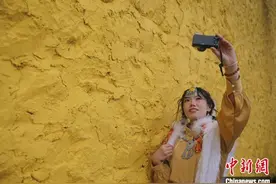 云南香格里拉吸引游客享受“清凉一夏”图片