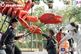 创意十二月“偶来了”！“生龙活虎”“巨有钳”大木偶巡游图片