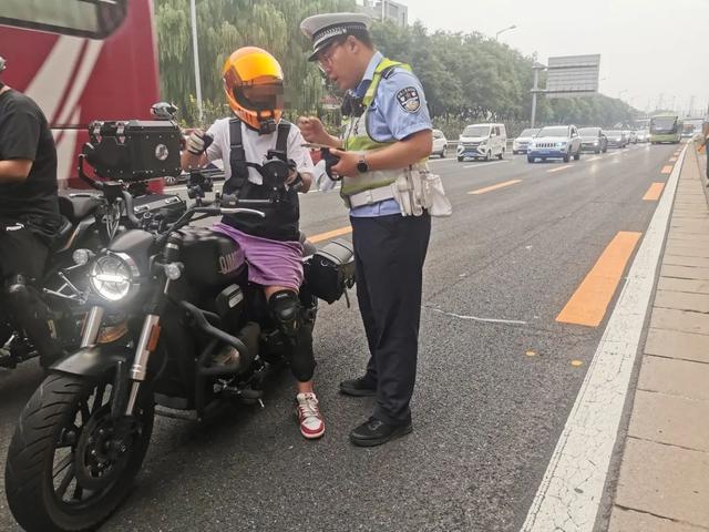 京通快速路，一个小时查处25辆！北京交警开展专项整治！