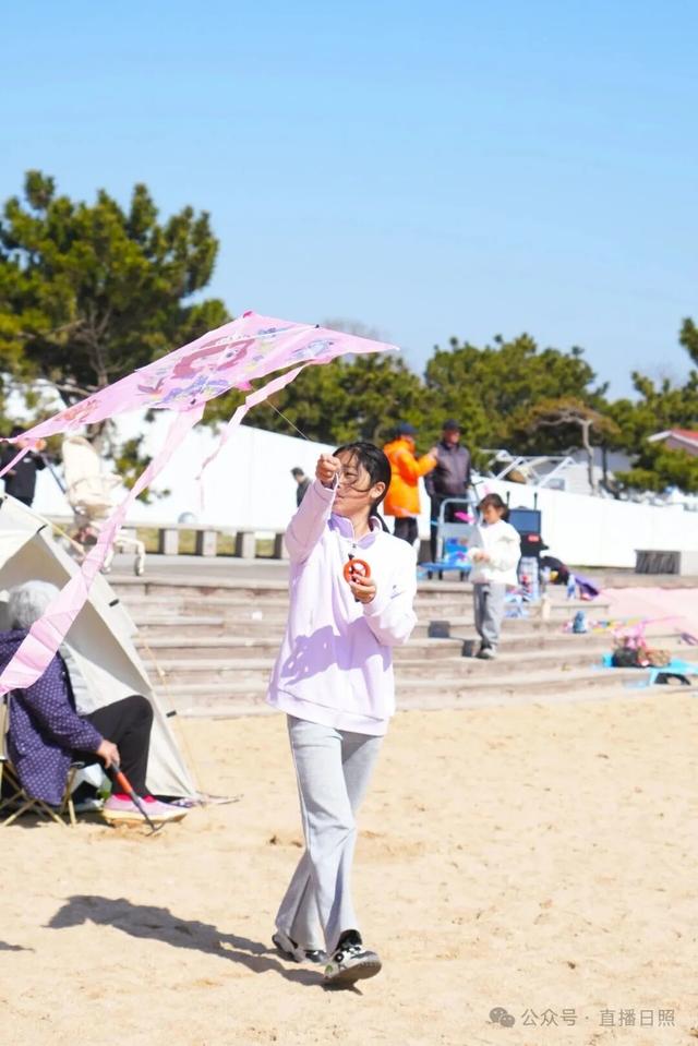 风筝嘉年华来了！就在日照这里！现场好多“神马”都飞上天......