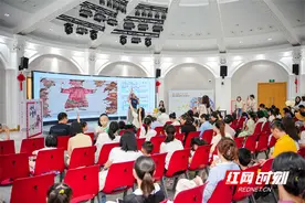 蔡皋“童心童谣绘本”系列添新 《咩，咩，小黑羊》新书首发图片