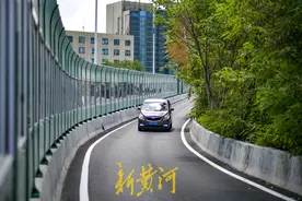 顺河高架上下桥匝道“补齐”隔音屏障图片