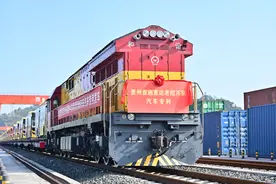 首趟“贵州造”新能源客车开行 直达老挝万象图片