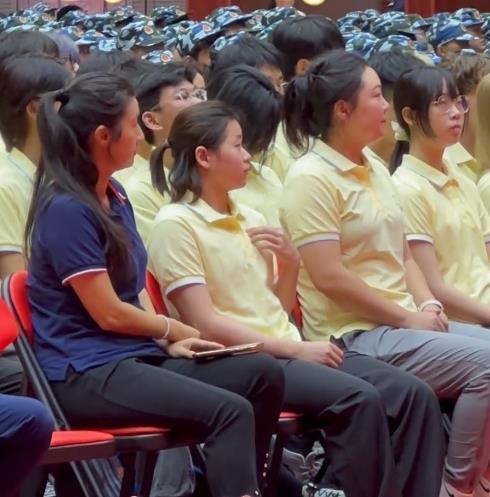 组图来了！全红婵参加暨南大学开学典礼，校领导为她颁发校徽