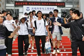 高考16年，唐尚珺来华师报到了图片
